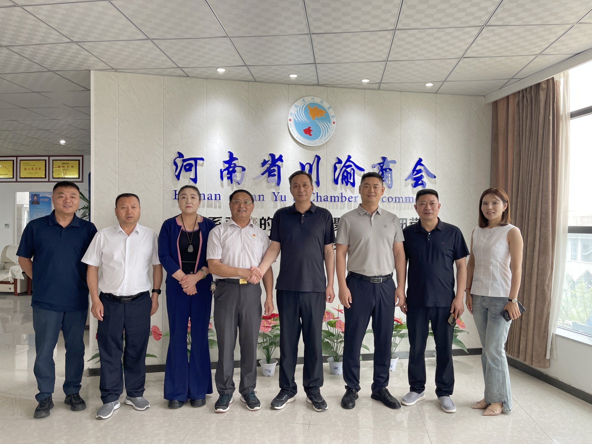 许昌市人民政府驻郑州办事处副主任丁顶一行来河南省川渝商会调研交流工作